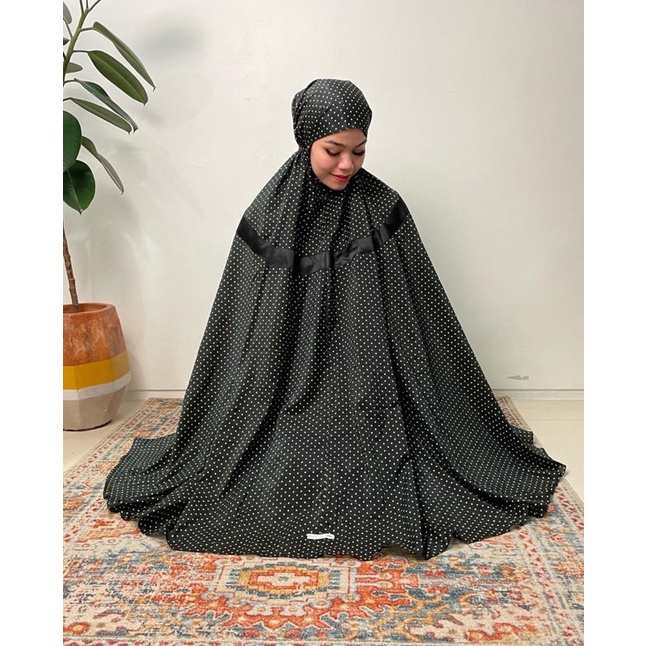 Mukena dewasa “Mukena Candy” hitam polkadot kuning.