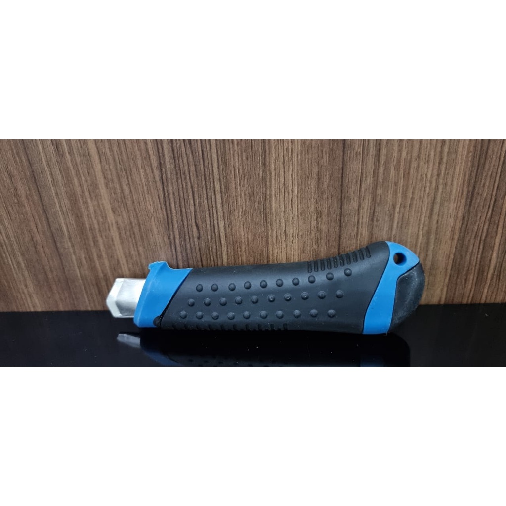 Cutter Besar gagang Karet 3 Blades Vico (3 mata pisau)