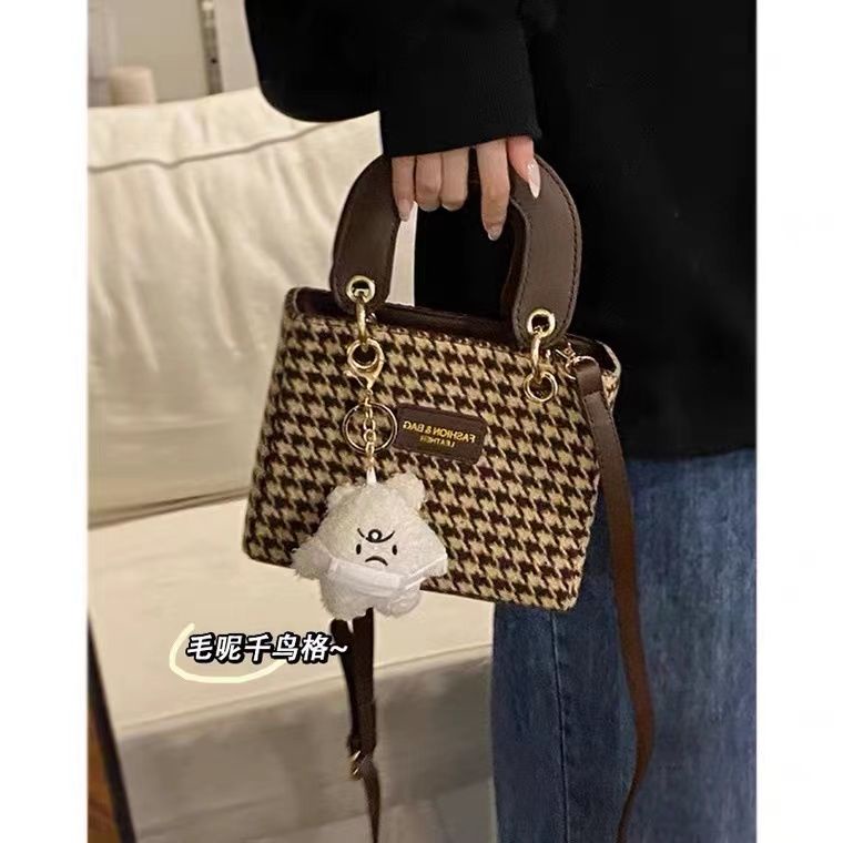 Red Houndstooth musim gugur dan musim dingin fashion portable Diana tas tas kecil wanita 2022 baru retro high-end sense in messenger bag