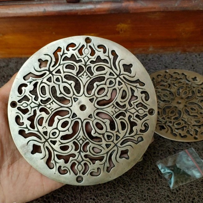 Ornamen plat dekorasi lingkar ukir antik