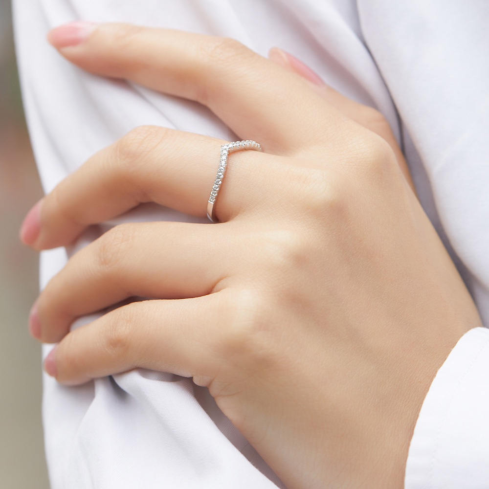 AZ256 【Barang spot】Cincin Berlian Kristal Korea Bentuk V Unik Desain Berlian Sederhana Cincin Aksesoris Wanita Hadiah