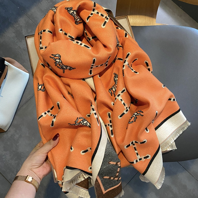 Syal &quot;Olie&quot; 65 x 190 Motif Anggun, Motif Huruf &quot;H&quot; dan Kuda yang mewah, Bahan High Grade Cashmere Immitation