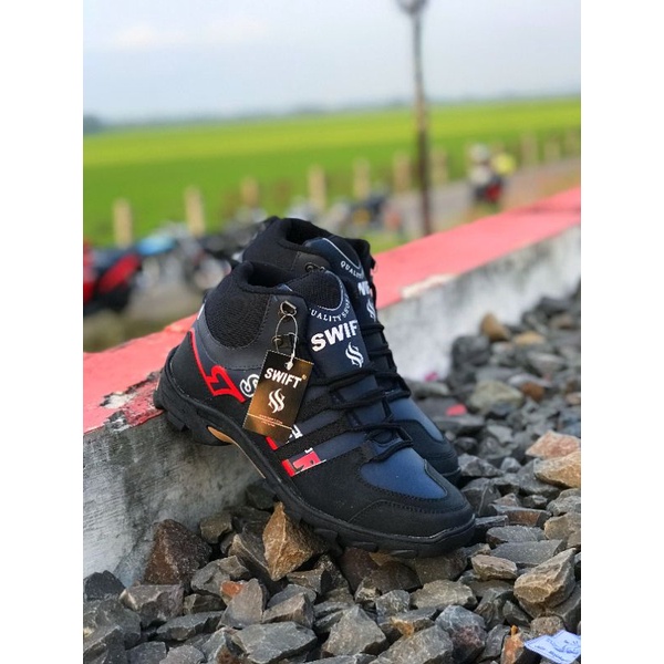 sepatu boot hiking SWIFT R sepatu safety sepatu gunung