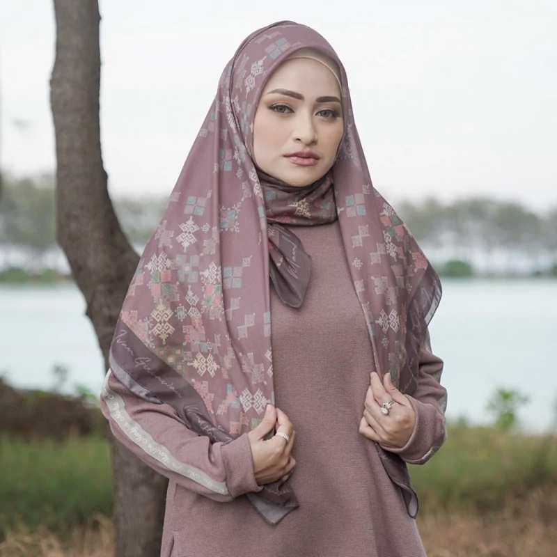 Hijab Mandjha Ivan Gunawan - Exotic Purple Scarf | Kerudung segi empat voal motif