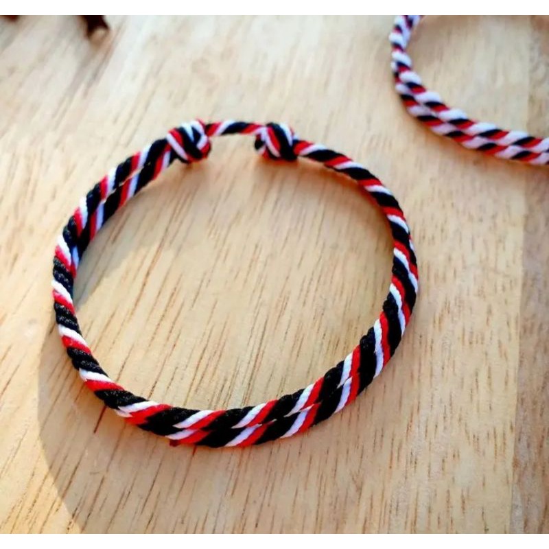 Jual gelang tridatu asli Bali ukuran 2 mm 3 warna asli dari Bali sudah ada mantranya gelang untuk tolak sawan tolak bala dan keselamatan untuk bayi dan dewasa harga gelang tridatu Hindu dan gelang tridatu non Hindu termurah
