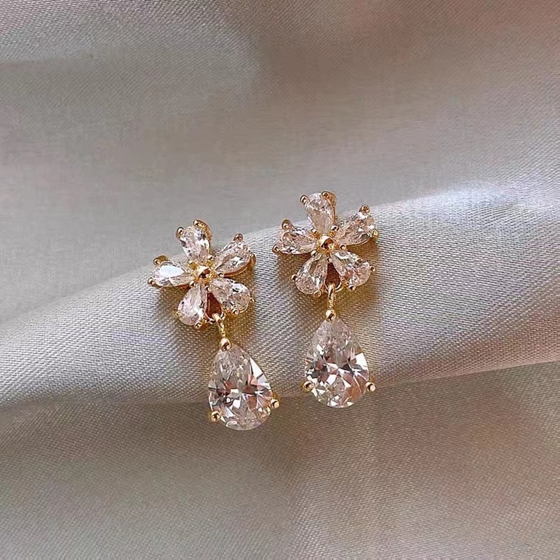 Water Drop Zircon Flower Earrings Niche Gaya Keren Temperamen Mewah Ringan High-End Earrings Anting