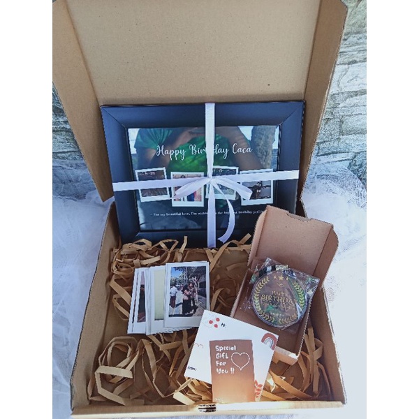 

Kado Unik Paket Box Medali + Figura 2D