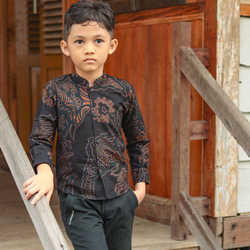 Batik Couple Ayah dan Anak Laki Laki Premium Slimfit Warna Hitam Casual motif coklat list biru