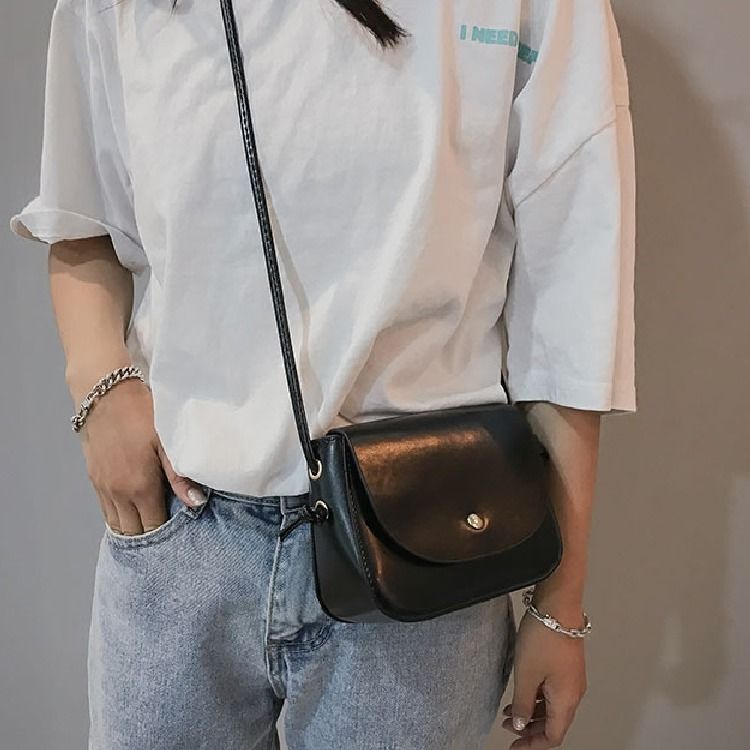 Red Tas kecil musim dingin wanita 2022 baru mode trendi versi Korea segar dari tas selempang bahu persegi kecil serbaguna in super panas