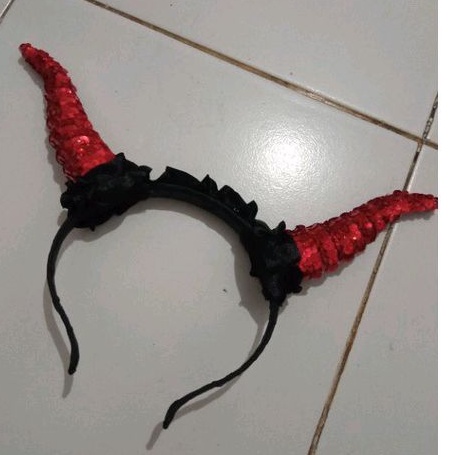 bando tanduk merah metalik ulir sequin