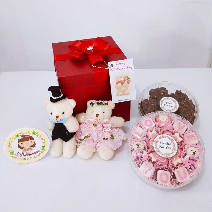 

✨READY✨ -hampers hadiah valentine coklat boneka couple 2 toples coklat- 1.1.23