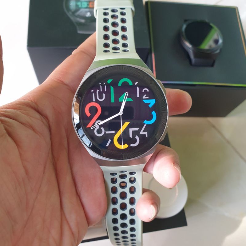 Huawei watch GT 2e warna hijau mint kondisi mulus dan lengkap