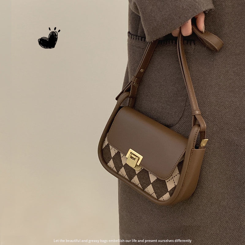 Red French niche underarm bag women 2021 new trendy fashion retro plaid saddle bag all-match in Messenger bag