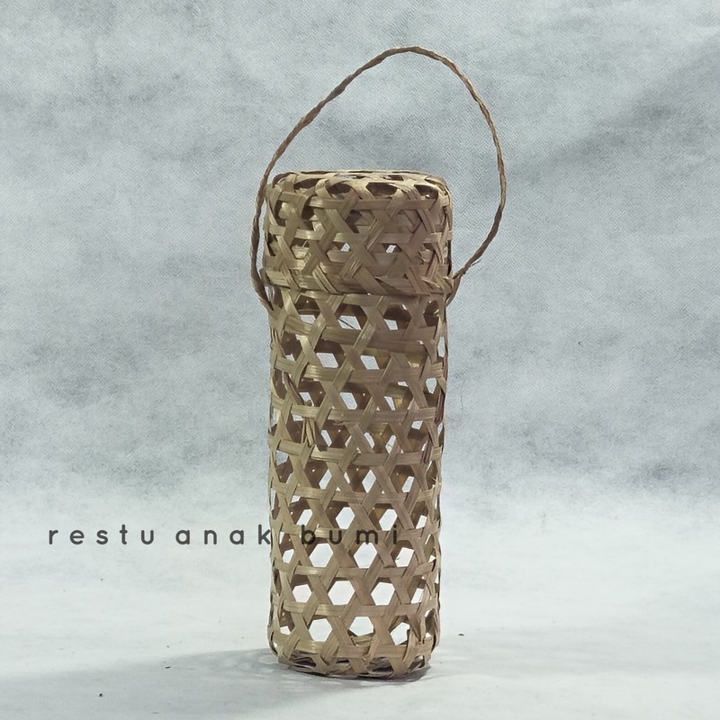 

(B191) Tempat Botol Bambu Baru plus Cangkingan 10cm/Hadiah/Lamaran/Parcel Lebaran/Natal/Acara/Catering/Souvenir/Wadah Serbaguna/Basket/Craft/Fruit Box/Sembako/Teh/Gula/Beras/Telur/Seserahan/Kado/Gift/Hampers/Hantaran/Makanan/Minuman/Keranjang Buah