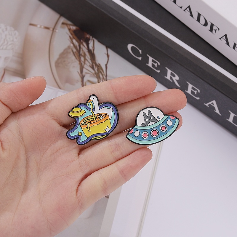 Hewan Lucu UFO Enamel Pin Kartun Rubah Sapi Kodok Angsa Bros Lencana Kerah Lapel Universe Astronot Perhiasan Hadiah Untuk Anak-Anak Teman