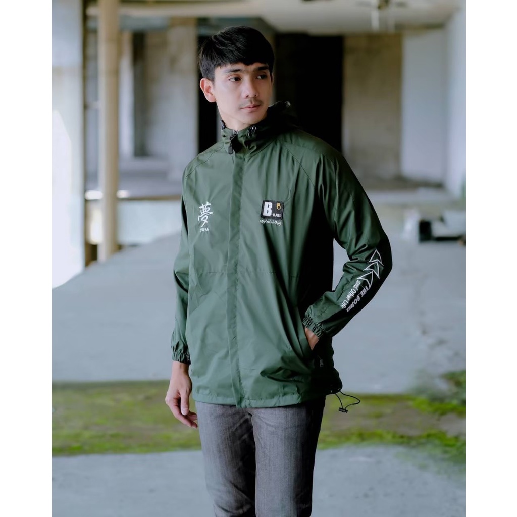 Jaket Outdoor Mountain Parasut Pria Bahan Taslan Waterproof Tahan Air dan Angin Size M L XL Terbaru Terlaris Termurah