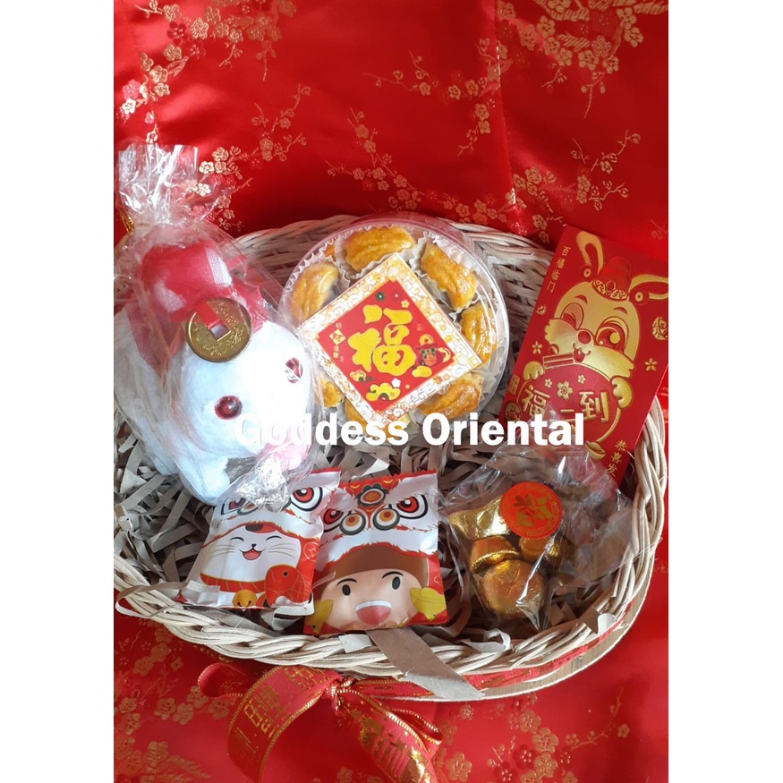 

Imlek Tahun Kelinci Kue Daun Emas Butter Gold Leaf Cookies + Barongsai Candy + Coklat Yuan Bao Yenpao Boneka Rabbit Gerak 7 pcs Gift Hampers Set Hadiah