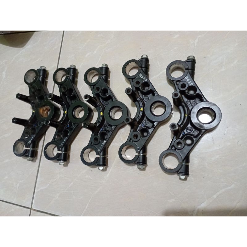 SEGITIGA ATAS SHOCKBREAKER DEPAN SATRIA FU LAMA 2008 2014 ORIGINAL