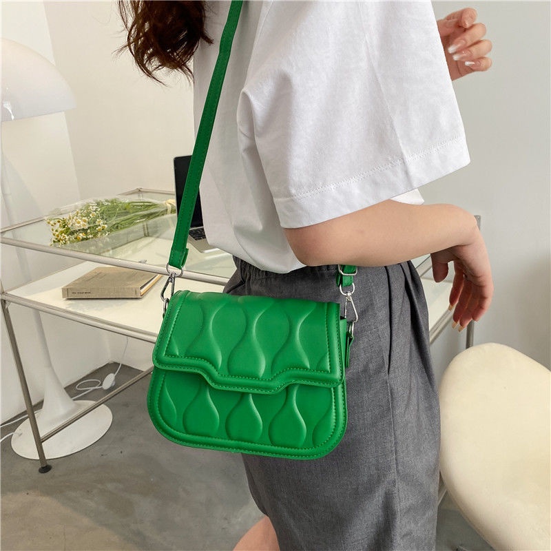 Red Tas wanita musim panas 2022 mode trendi baru high-end tekstur tas pelana ketiak wanita gaya luar negeri all-match niche messenger bag