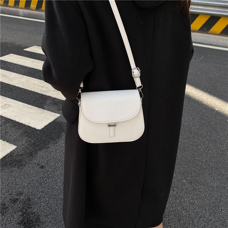 Red Tas populer untuk wanita 2021 mode trendi baru Gaya Hong Kong tas Messenger retro serbaguna temperamen populer tas bahu ceruk
