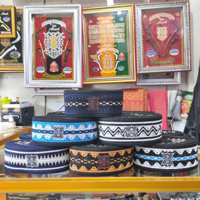 Peci rajut motif pintu Aceh