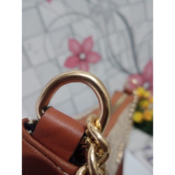 tas slempang wanita c0.chh in singnature lidah kunci 2 tali