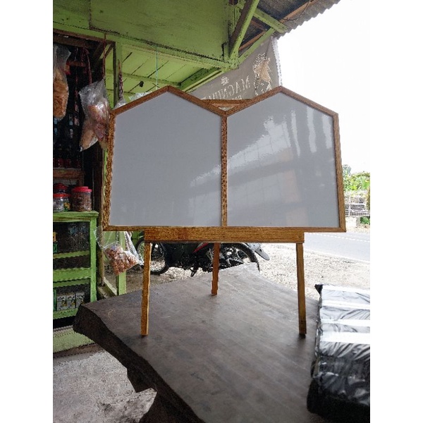 

papan tulis untuk dua orang anak dengan ukuran L70cmxT50cm+peyanga+sepidol murah