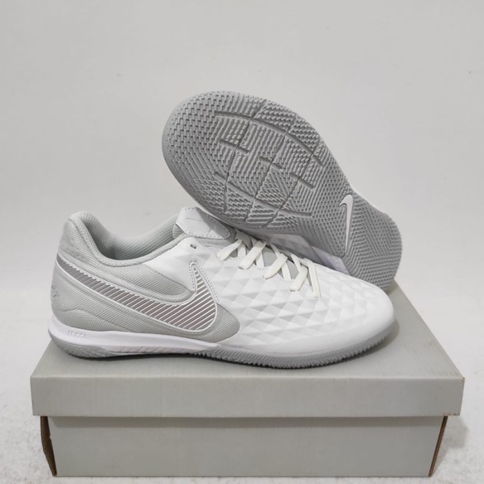 SEPATU FUTSAL NIKE TIEMPO LEGEND 8 PRO WHITE CHROME PURE PLATINUM