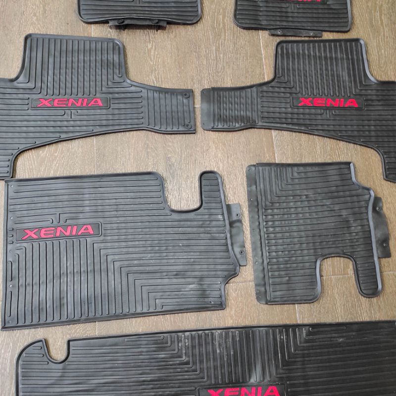 karpet full set karet mobil daihatsu all new xenia 2012 sampai 2021 hitam logo merah 2020 2019 2018 2017 2016 2015 2014 2013