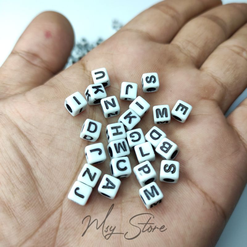 [Pilih Huruf] Manik Mote Huruf KOTAK PUTIH Tulisan HITAM Huruf A-Z