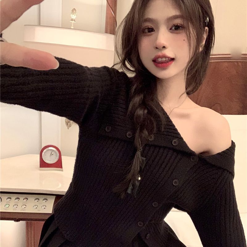 Red Sweater satu bahu biru muda gaya Hong Kong wanita musim gugur dan musim dingin garis lembut slim-fit short single-breasted bottoming shirt off-shoulder top