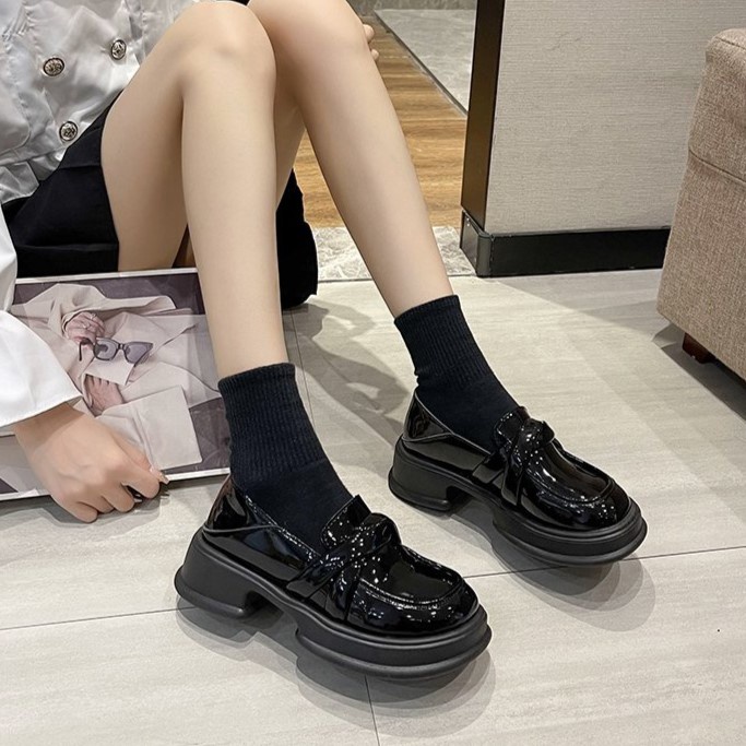 Sepatu Kerja Perempuan Cantik Hitam Glossy Sepatu Wanita Cantik Simple Docmart Casual Look Import SK-049