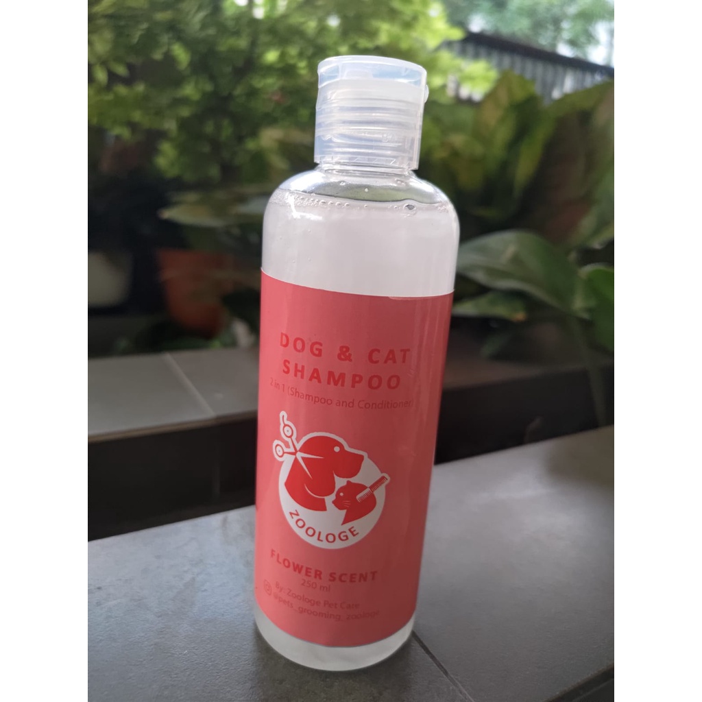 Zoologe Shampo Conditioner 2 in 1 Kucing Anjing Flower Scent 250ml