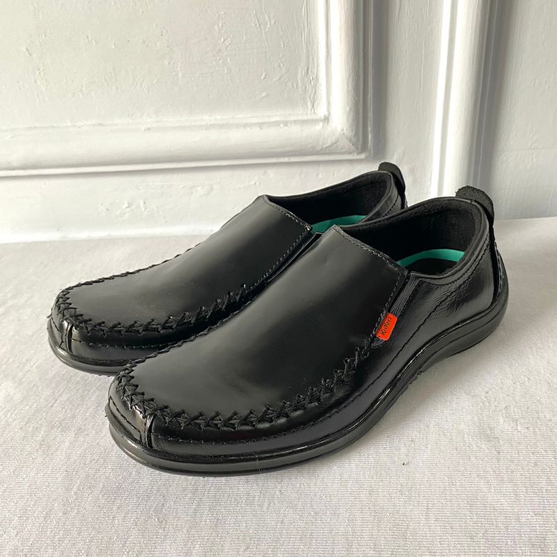 Sepatu Slip-On Kulit Pria - Hitam Elegan