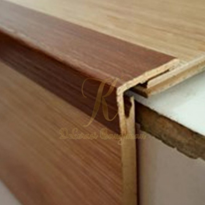 Lantai List Siku L Pvc Step Nosing Tangga Pvc 2.4M