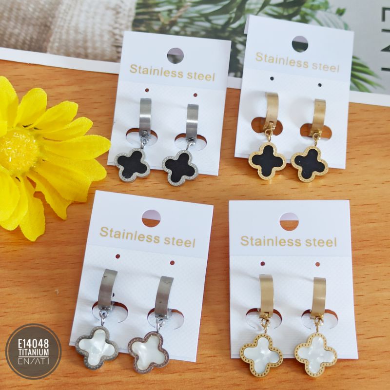 Anting titanium clover clip E14048