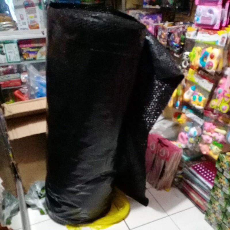 

BUBLE WRAP HITAM UNTUK MELINDUNGI BARANG AGAR AMAN SAAT PENGIRIMAN