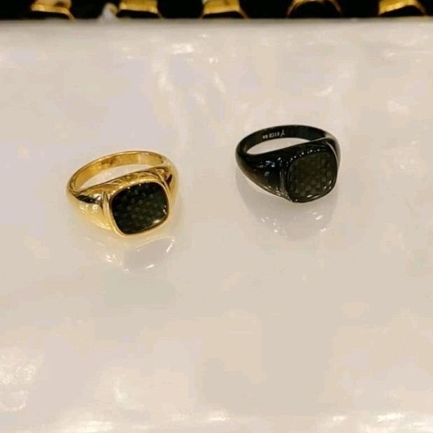 Cincin Titanium Pria Motif Carbon Elegan Anti Karat