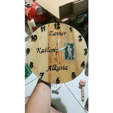jam dinding kayu custom nama