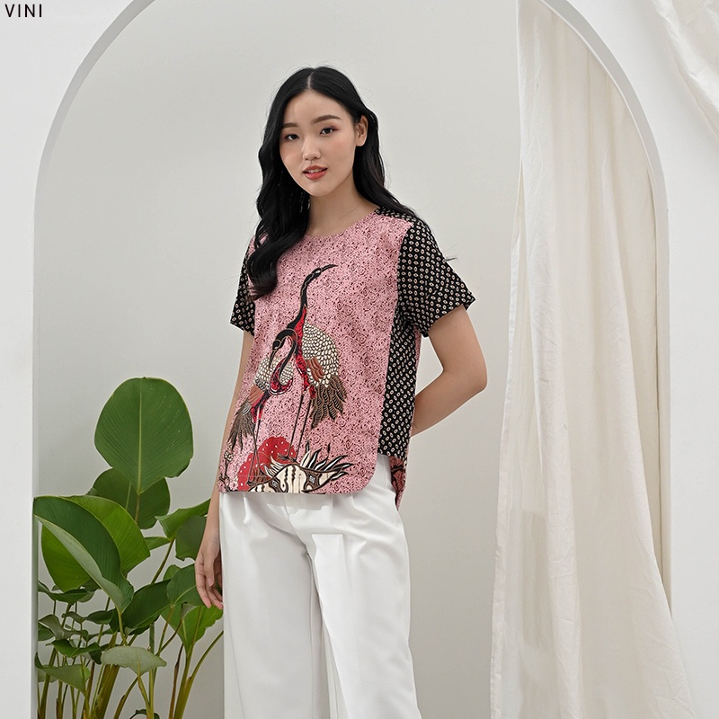 Evercloth Vini Atasan Batik Wanita Lengan Pendek Blouse Wanita Atasan Wanita Blouse Batik Perempuan Kombinasi Motif Burung Hong Pink Batik Couple Keluarga Seragam Sarimbit Set Jumbo