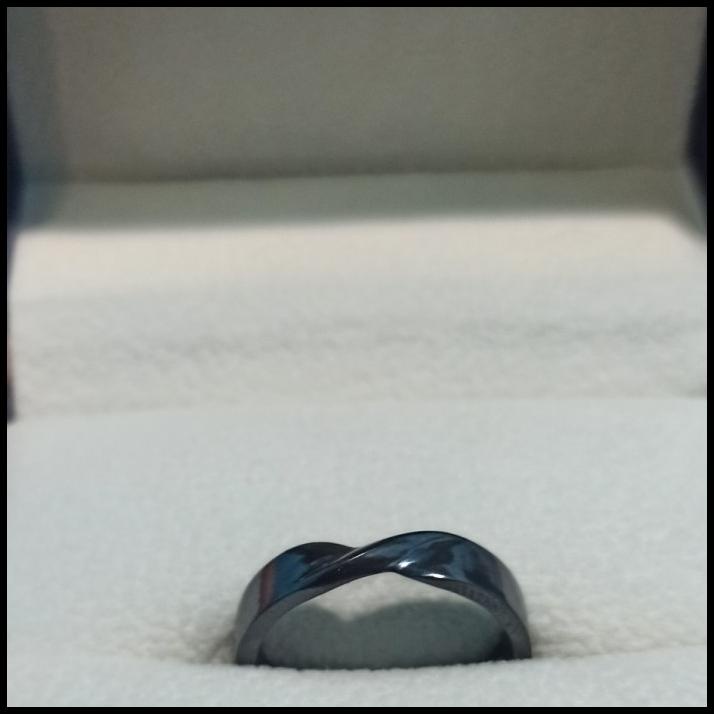 Cincin Single Black Zirconium