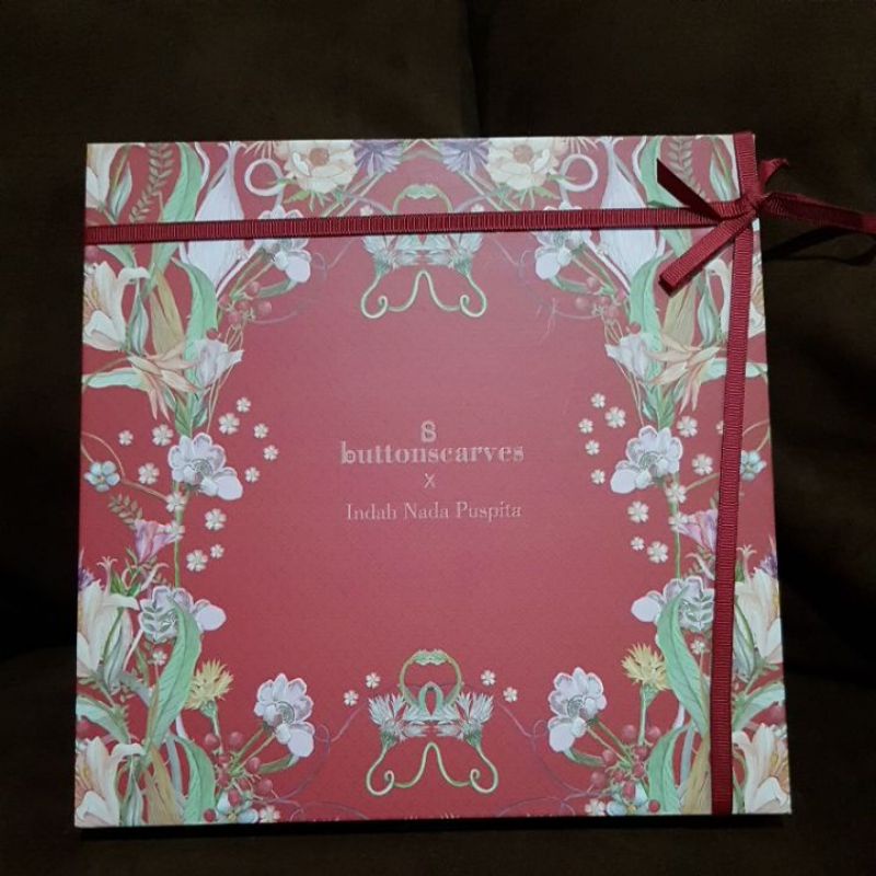 new buttonscarves x indah nada puspita do (merah)