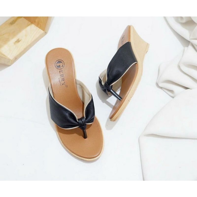 Wedges Kulit Wanita