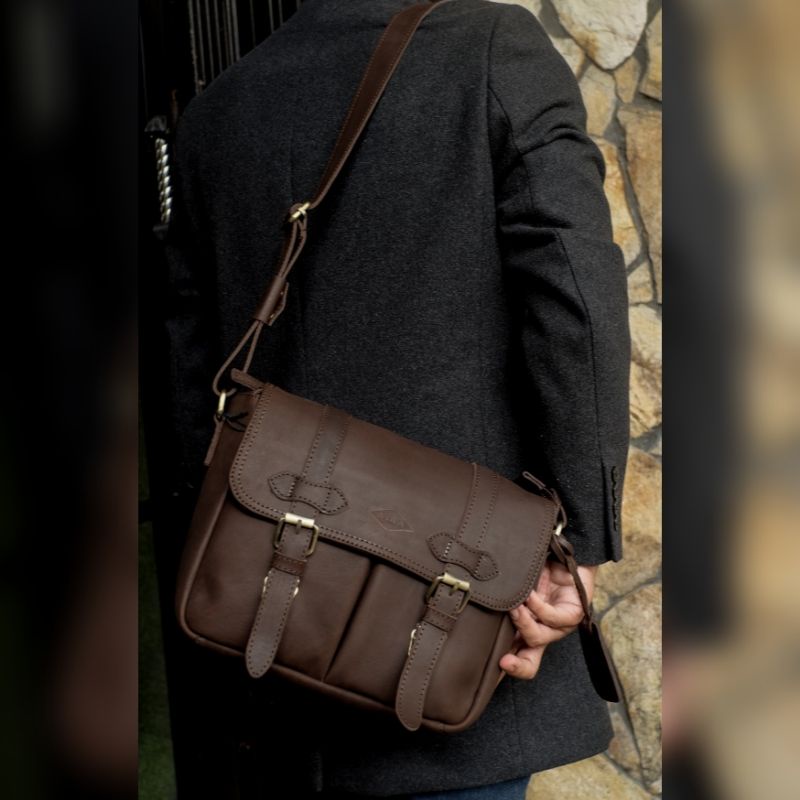 Tas Kantor Unisex Aira Bag Kulit Sapi Asli Briefcase Pedro Laptop 10 Inchi Bahan Nu Buck Crazy Horse Terbaru Tali Panjang Adjustable Kekinian Original