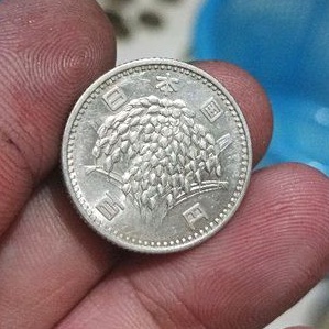 A1228 Koin Perak Jepang 100 Yen Kondisi Sesuai Gambar Bekas Pakai