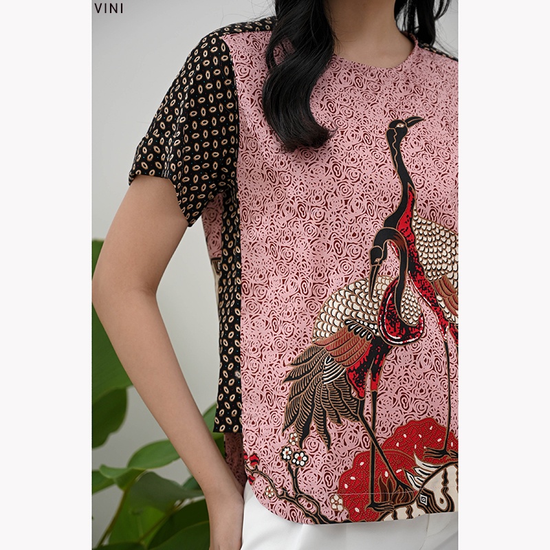 Evercloth Vini Atasan Batik Wanita Lengan Pendek Blouse Wanita Atasan Wanita Blouse Batik Perempuan Kombinasi Motif Burung Hong Pink Batik Couple Keluarga Seragam Sarimbit Set Jumbo