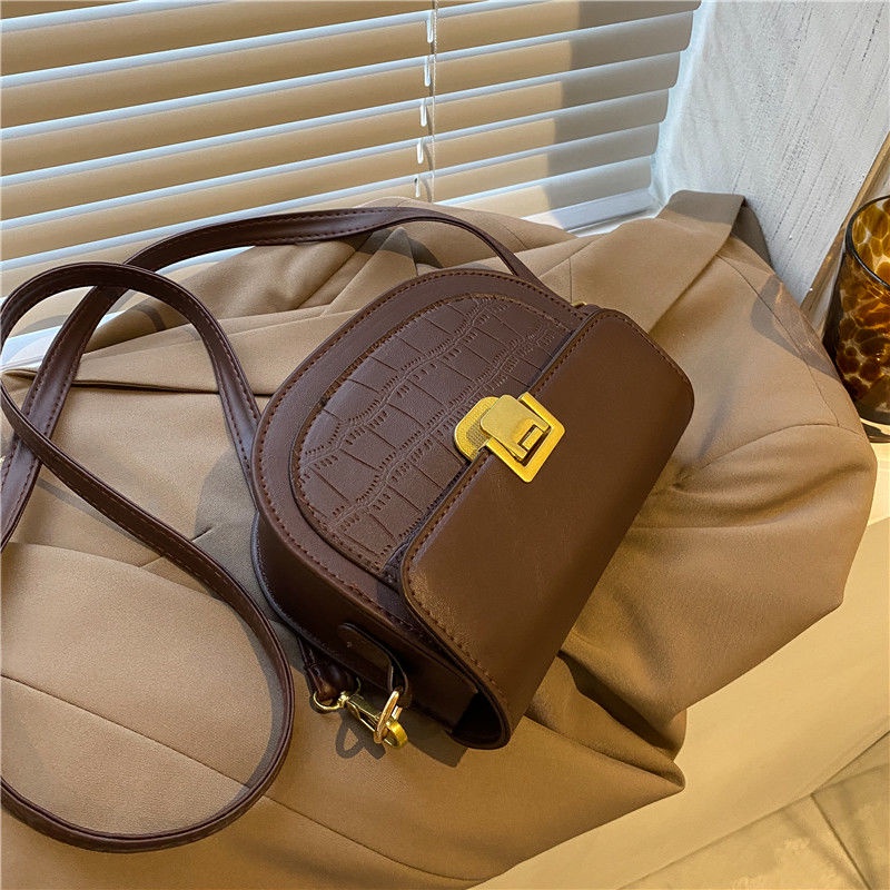 Tas Kecil Super Panas Tas Wanita 2021 Baru Trendi Fashion Niche Messenger Bag Musim Gugur dan Musim Dingin All-Match Net Red Hot Style Tas Sadel