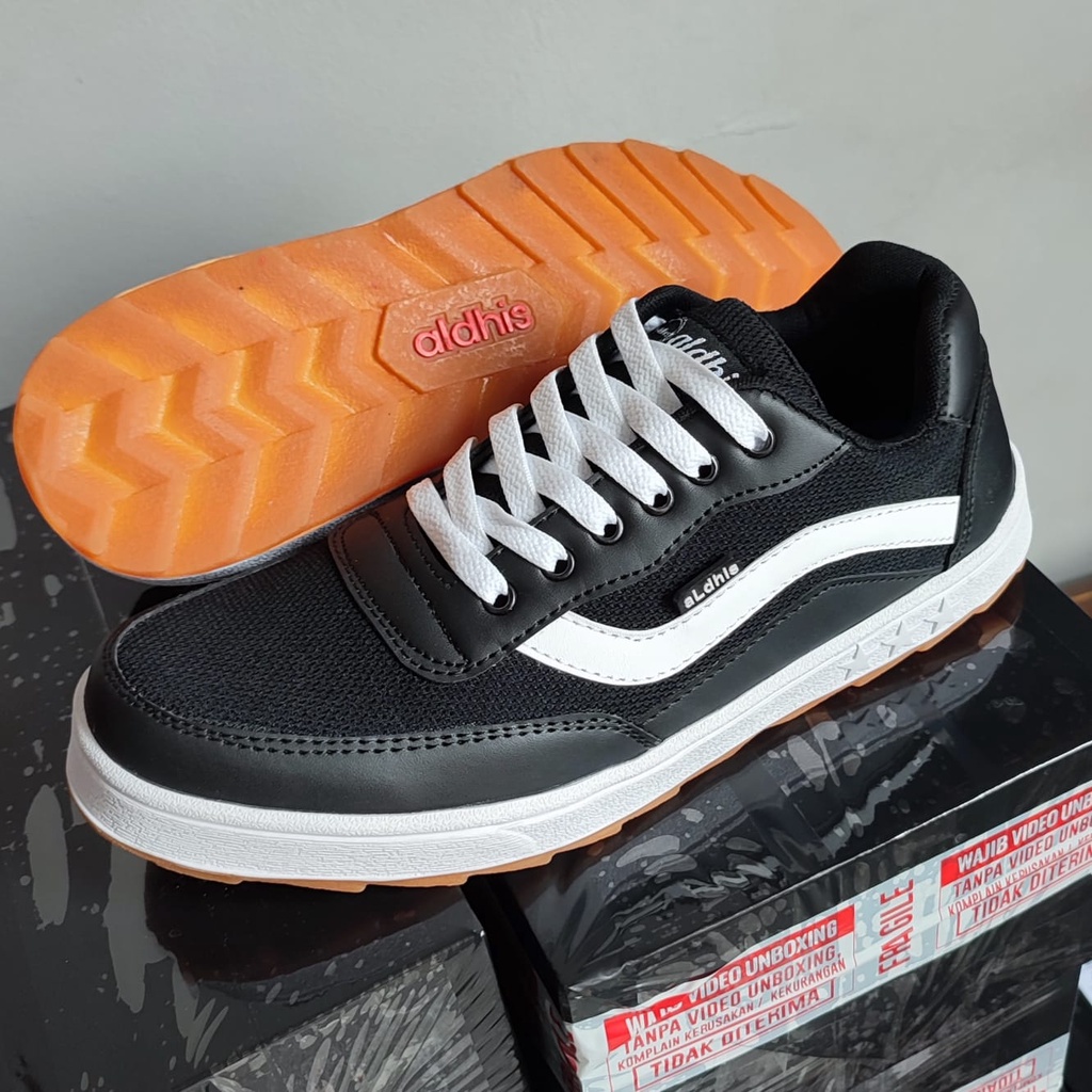 Sepatu Sneakers Pria Kets Casual Cowok Keren Buat Gaya Aldhis C01 Hitam Putih