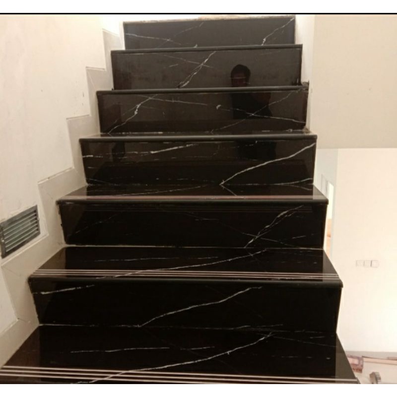 granit anak tangga hitam motip urat putih apolion black valentino gress