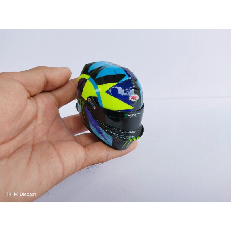 Miniatur helm Valentino Rossi GTWC 2022 skala 1:5